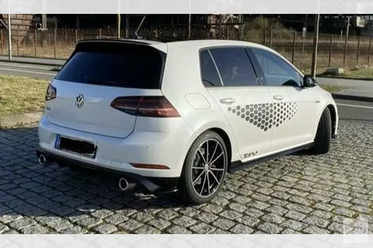Gezocht: Opvallende VW Golf gezien bij ramkraak; voor duizenden euro’s aan kleding gestolen