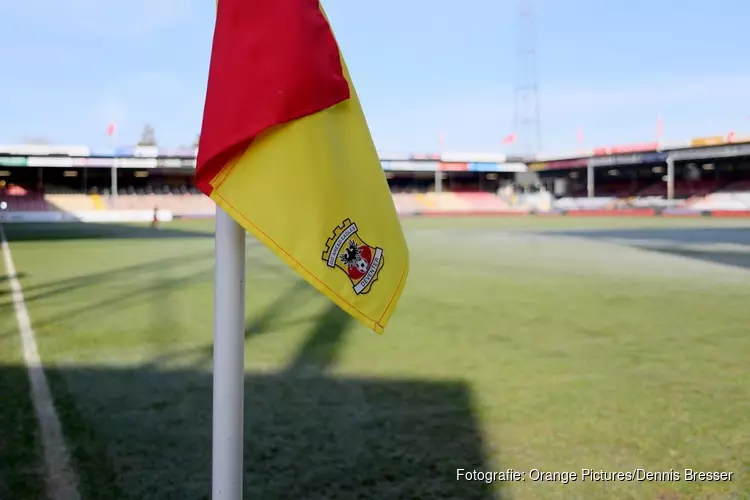 Veld bevroren in Deventer; FC Volendam onverrichterzake terug naar huis