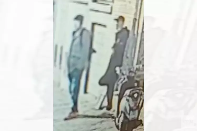 Politie zoekt mannen die scooter in Deventer stalen