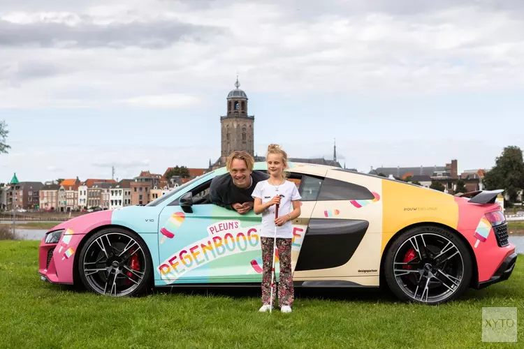 Snelle helpt 7-jarige Pleun met verkopen van haar regenboogijsje