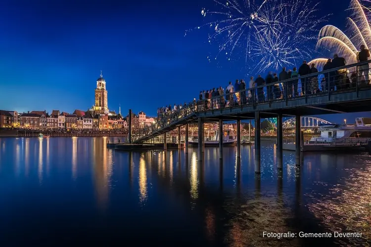 Deventer Nieuwjaarsshow: spectaculair vuurwerk aan de IJssel