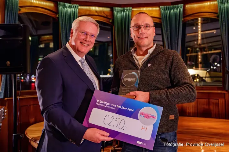 Winst voor Dinand Reterink en Stichting Buddy Project Hardenberg bij Overijsselse Vrijwilligersprijs