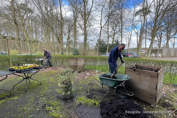 College van Deventer maakt schooltuintjes gereed